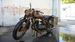 Motocicleta din Al Doilea Război Mondial descoperită &icirc;n Dunărea secată e aproape &bdquo;nouă&rdquo;. Sub ea, erau prinși 2 soldați ai Wehrmachtului