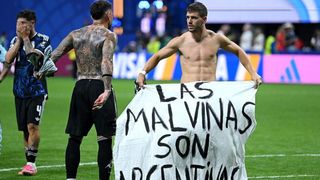 Argentina riscă sancțiuni FIFA după victoria cu Anglia. Jucătorii au afișat un banner despre Insulele Falkland