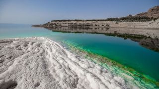 &Icirc;n inima unui deșert de sare, o mare moare accelerat: Unul dintre cele mai spectaculoase ecosisteme dispare, iar salvarea e incertă