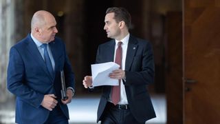 Surse: Cumulul pensie-salariu interzis la stat. Proiectul intră &icirc;n ședința de guvern. Sindicatele acuză: &bdquo;O taxă pe muncă de 85%&rdquo;