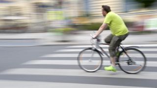 Un bărbat a fost concediat după 33 de ani pentru că venea cu mașina la muncă deși era plătit să vină cu bicicleta
