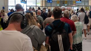Pasagerii stau la cozi câte 120 de minute în Frankfurt sau Amsterdam. Timpii de așteptare în aeroporturi s-au dublat din cauza EES