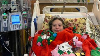 Piciorul unei fete de 14 ani a crescut mai repede dec&acirc;t restul corpului și a ajuns la 77 kg. Boala ei e at&acirc;t de rară &icirc;nc&acirc;t nu are nume