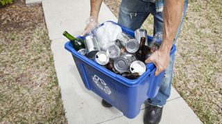 Un bărbat sărman și-a pierdut ajutorul social pentru că a adunat sticle reciclabile din gunoaie și a declarat venitul