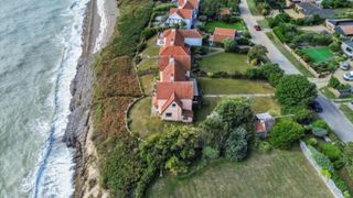 Un bărbat și-a cumpărat cu 230.000 de euro o casă la malul mării. A stat &icirc;n ea c&acirc;teva săptăm&acirc;ni, apoi a aflat că trebuie s-o demoleze