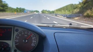 Doi rom&acirc;ni au mers 100 de kilometri pe autostradă &icirc;n Italia cu fiul lor mort pe bancheta din spate. &bdquo;Am crezut că doarme&rdquo;
