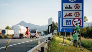 Confuzie pe autostrăzile din Germania: Indicatoare de limitare a vitezei instalate de activiștii Greenpeace au indus &icirc;n eroare șoferii
