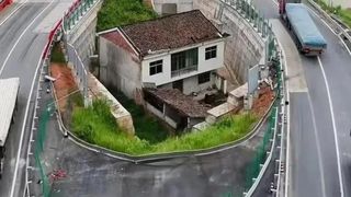 Bărbatul care s-a trezit cu casa în mijlocul autostrăzii n-a mai suportat zgomotul și s-a mutat. Refuzase banii pentru răscumpărare