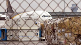 Un băiat de 19 ani fără bani de bilet s-a pus &icirc;ntr-un colet ca să ajungă acasă, &icirc;n Marea Britanie, dar a fost expediat &icirc;n SUA