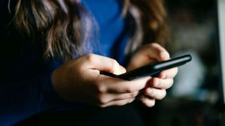 O fată din Olt s-a amenințat singură pe Facebook și a dat vina pe un profesor. A sunat la 112, dar lucrurile nu au decurs cum spera