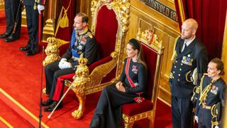 Noul rege al Norvegiei, Haakon, a depus jurăm&acirc;ntul &icirc;n absența reginei Mette-Marit. L&acirc;ngă tron a avut-o pe fiica lui, prințesa Ingrid