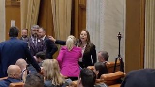 Anamaria Gavrilă a făcut o criză de nervi &icirc;n plen. A țipat la o colegă deputat: &bdquo;Stai &icirc;n banca ta!&rdquo;