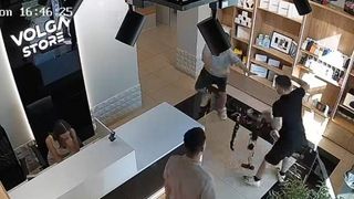 "Am fost avertizați". Imagini virale cu un robot care atacă un client &icirc;ntr-un magazin. "&Icirc;mpărţea pumni ca un Van Damme automatizat"