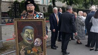 S-a plimbat cu o caricatură a lui Stalin și Putin &icirc;n fața ambasadei ruse din Berlin. 3 zile mai t&acirc;rziu, a fost asasinat &icirc;ntr-o parcare