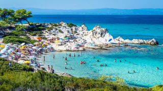 Alertă în Grecia după ce o turistă a dispărut de pe șezlongul de pe plajă. Soțul ei era alături, dar dormea