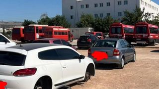 Pompierii greci s-au trezit cu mașinile vandalizate după misiunile la incendii. Hoții au furat chiar și roțile autovehiculelor