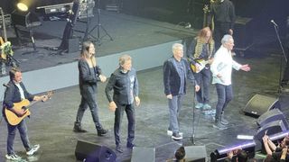 Cine l-a &icirc;nlocuit pe Mugurel Vrabete la concertul Holograf de la Sala Palatului. Soția și fiica regratului artist l-au urmărit din public