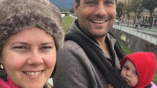 Părinții care au călătorit cu fiica lor &icirc;n 17 țări &icirc;nainte ca ea să &icirc;mplinească un an. &bdquo;Cu c&acirc;t &icirc;ncepi mai devreme, cu at&acirc;t va fi mai ușor&rdquo;