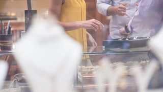 Influenceriță rom&acirc;ncă, condamnată după ce a furat o brățară de 36.500 de euro de la Louis Vuitton. A fost prinsă purt&acirc;nd bijuteria pe stradă