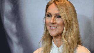 Celine Dion, de nerecunoscut &icirc;ntr-o apariție de Ajunul Crăciunului. A parodiat un monolog din &bdquo;Grinch&rdquo; şi a c&acirc;ntat &bdquo;All by Myself&rdquo; &icirc;n costum verde, iar imaginile au devenit virale