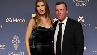 El, legendă a fotbalului de 65 de ani. Ea, model de 27 de ani. Cuplul care a atras atenția la Balonul de Aur