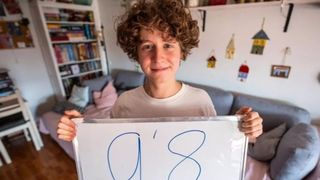 Fiul unei rom&acirc;nce, cea mai mare notă la &bdquo;bacalaureatul&rdquo; spaniol din Barcelona: &bdquo;M-am descurcat mai bine dec&acirc;t credeam, dar și mama a fost cea mai bună&rdquo;