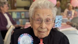 Are 112 ani și nu se dă &icirc;n lături de la un pahar de sherry: "Viața este făcută pentru a fi trăită și depinde de tine să te bucuri de ea c&acirc;t mai mult posibil"