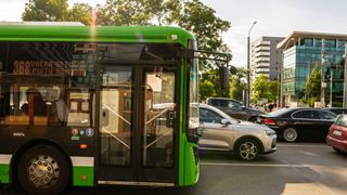Ce a pățit un britanic &icirc;n prima zi &icirc;n București. A vrut să plătească biletul &icirc;n autobuz și s-a trezit cu 80 de lei luați de pe card