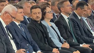 VIDEO Nicușor Dan, surprins &icirc;n timp ce-și aranja tacticos șosetele l&acirc;ngă Volodimir Zelenski. Reacția liderului Ucrainei a transformat imaginile &icirc;ntr-un moment viral