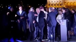 Cine e politicianul care a dansat de bucurie după &icirc;nfr&acirc;ngerea lui Viktor Orban. Imaginile au devenit virale