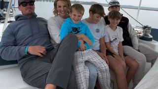 Au v&acirc;ndut casa și, cu patru copii, navighează prin Caraibe. Au &icirc;nvățat totul de pe YouTube: "Unii ne-au considerat complet nebuni"