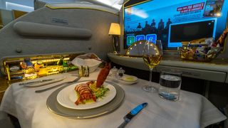 C&acirc;ți bani a plătit un bărbat pentru un zbor la clasa &icirc;nt&acirc;i. A rămas fără cuvinte: &bdquo;Este o cameră de hotel &icirc;n cer&rdquo;