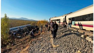 "&Icirc;mi amintesc doar cum mă rostogoleam pe podea". Mărturii cutremurătoare după accidentul feroviar din Spania. Pasagerii au spart geamurile pentru a ieși