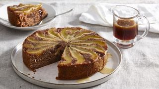 Prăjitură răsturnată cu pere caramelizate. Rețeta unui desert de toamnă pufos, aromat și ușor de preparat