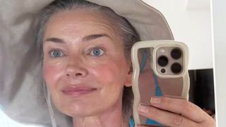 Modelul care nu-și ascunde nici v&acirc;rsta, nici silueta. Paulina Porizkova, superbă &icirc;n costum de baie la 61 de ani