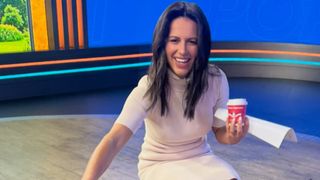 O jurnalistă de renume a apărut &icirc;n stare de ebrietate &icirc;n direct. Discurs incoerent care i-a lăsat mască pe colegi