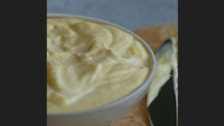 Maioneză de post. Rețeta simplă, rapidă și cremoasă, numai bună de adăugat &icirc;n salate &icirc;n Postul Paștelui