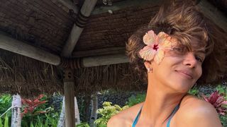 Și-a rupt un deget &icirc;n vacanță, dar asta nu i-a stricat cheful. Halle Berry, naturală, fără machiaj, superbă, la 60 de ani