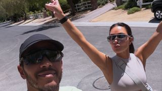 Lewis Hamilton și Kim Kardashian, fericiți și &icirc;ndrăgostiți, &icirc;n poze rare de cuplu. Pilotul F1 și-a vizitat iubita și pe platourile de filmare