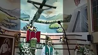 Un preot a murit &icirc;n timpul slujbei, strivit de un crucifix uriaș. Cu c&acirc;teva clipe &icirc;nainte, vorbise despre c&acirc;t de scurtă este viața: "&Icirc;ntr-o zi, toți cei care suntem aici vom muri"