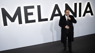 Cu ce rom&acirc;ncă celebră s-a iubit regizorul din spatele documentarului despre Melania Trump. A și fost logodit cu ea