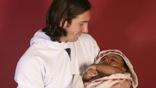 Cum a ajuns Messi să se pozeze cu bebelușul Lamine Yamal &icirc;n 2007. Cei doi se &icirc;nfruntă acum &icirc;n finala CM 2026
