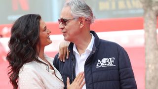Andrea Bocelli, mesaj inedit pentru soția sa, care este mai t&acirc;nără dec&acirc;t el cu 25 de ani. De ziua ei de naștere, Veronica Berti a strălucit &icirc;ntr-o rochie cu inserții transparente