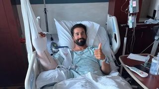 "Mi-am privit brațul și at&acirc;rna pur și simplu". Un turist a fost atacat de un urs grizzly și t&acirc;r&acirc;t prin pădure
