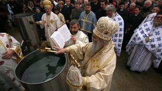 P&acirc;nă c&acirc;nd se ia Agheasma Mare, apa sfințită de Bobotează. Ce spune r&acirc;nduiala Bisericii Ortodoxe