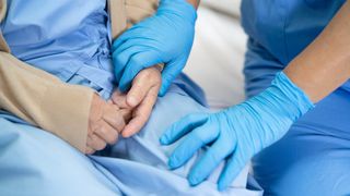 O femeie s-a prezentat la spital cu dureri de spate, iar doctorii i-au sugerat eutanasierea: &bdquo;Nu voiam să mor, voiam doar să mă tratez&rdquo;