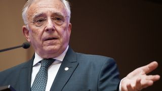 C&acirc;t c&acirc;știgă Mugur Isărescu &icirc;n fiecare lună. Lista completă a salariilor din conducerea BNR