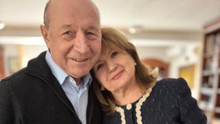 Traian Băsescu și soția lui au făcut nunta de aur și slujbă în biserică. Au sărbătorit cu fiicele și nepoții