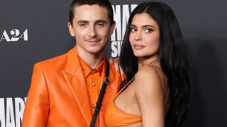 Kylie Jenner și Timothee Chalamet, perfect asortați în portocaliu aprins. Rochia ei mulată a avut și decupaje, și spatele gol