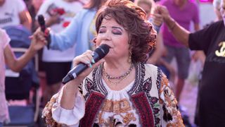 Ce pensie are Saveta Bogdan la 80 de ani: &bdquo;Norocul meu a fost că mi-a dat Dumnezeu voce&rdquo;